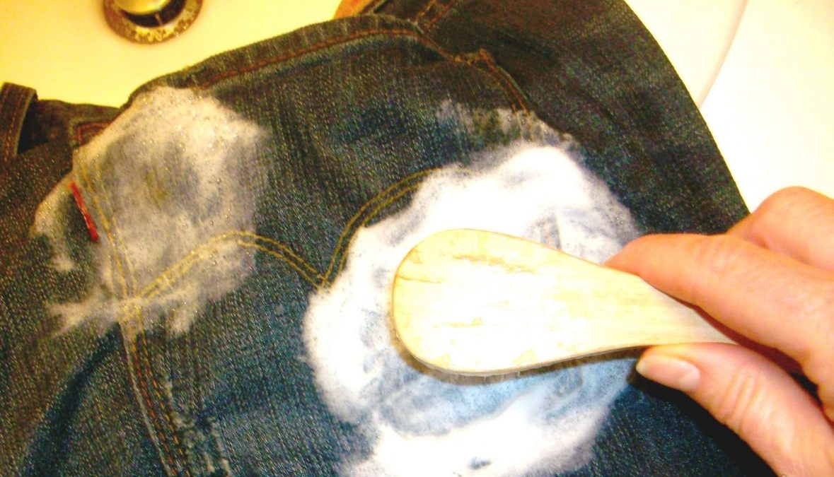 Выведение пятна на джинсах мелом
