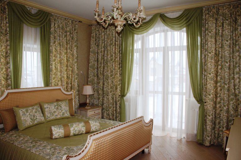 Римские шторы в спальню в современном стиле