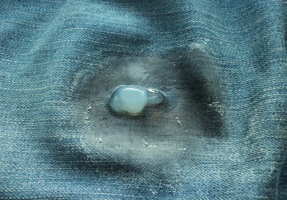 Удаление пятна на джинсах при помощи пятновыводителя