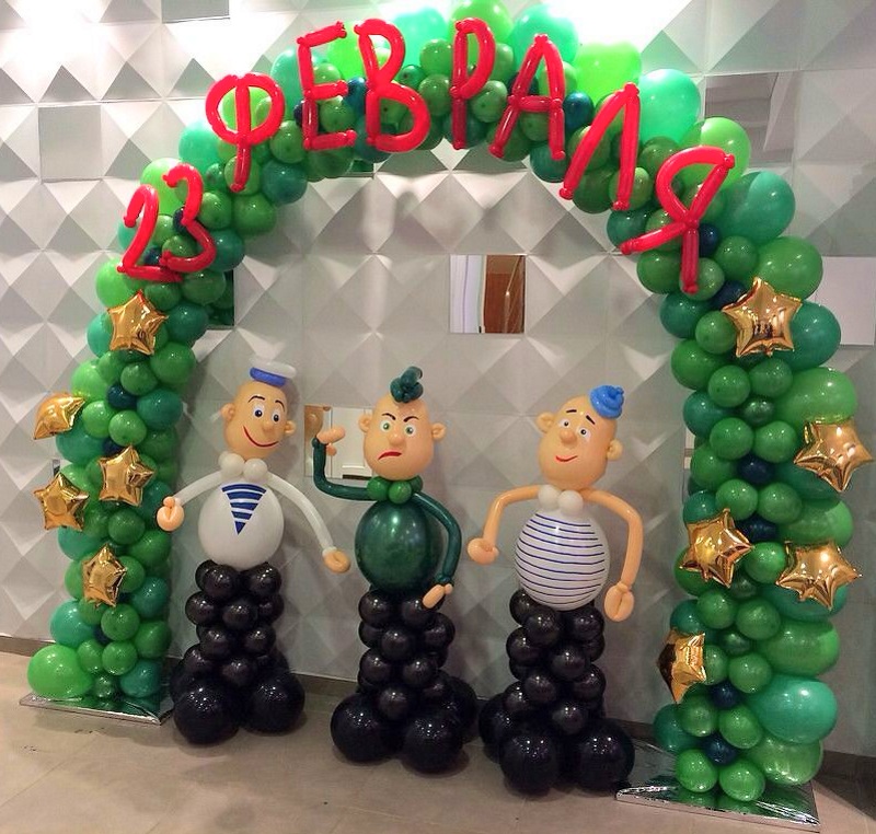 Арка с фигурами солдатов из шариков на День Защитника Отечества