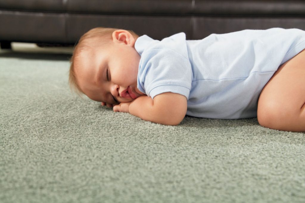 С полугода малыш начинает самостоятельно передвигаться, поэтому стоит позаботиться о приобретении безопасного и практичного коврового покрытия