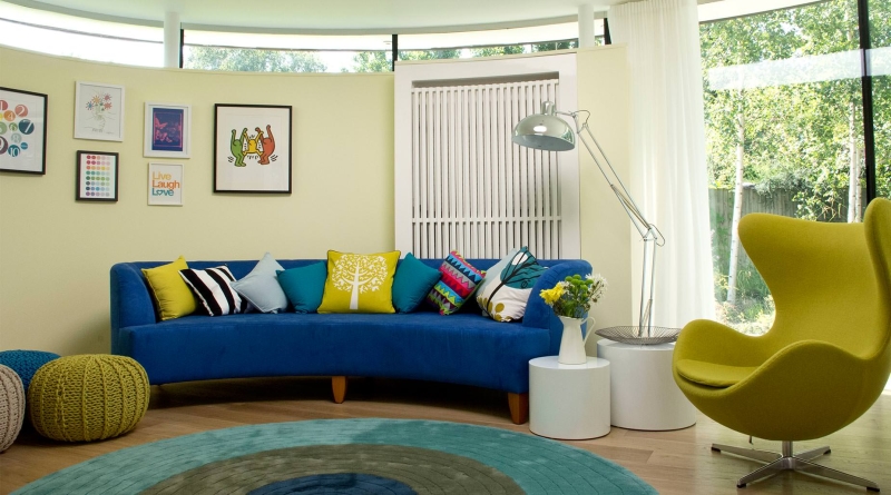 Можно выбрать ковер на пол в гостиную, повторяющий форму дивана или другой мебели