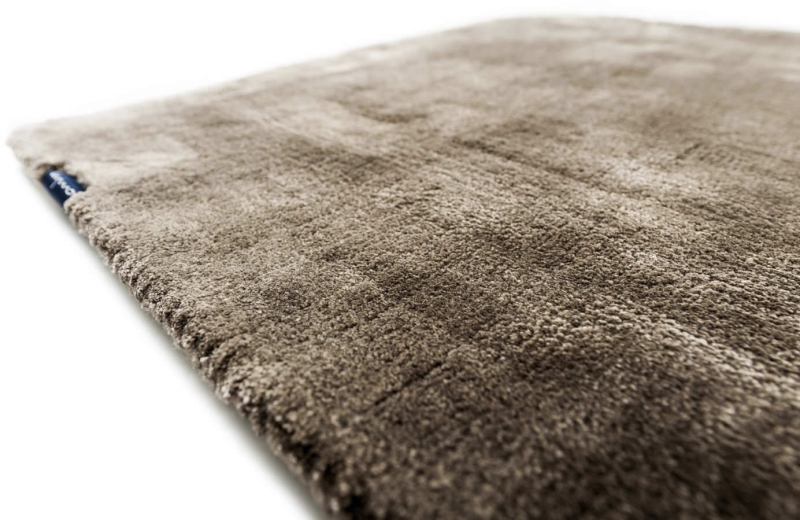 Вискозные волокна очень упругие и прочные, поэтому такие ковры могут прослужить довольно долго