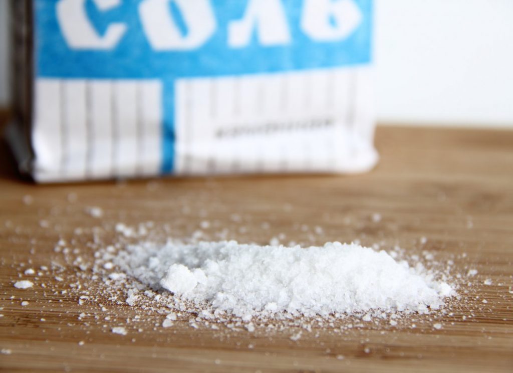 Соль - простое и действенное средство в борьбе с загрязнениями на серебре