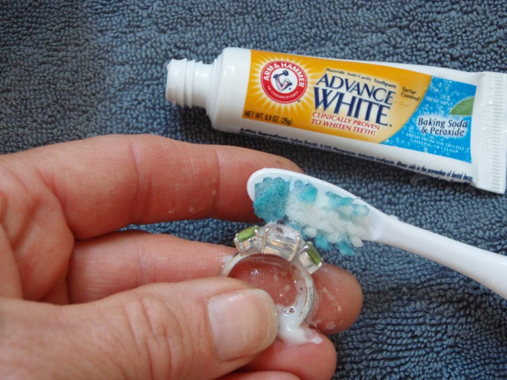 Зубная паста - наиболее популярное средство для чистки серебра