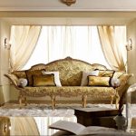 Фото 6: Классические диванные подушки с золотым отливом