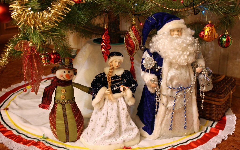 Фигурки Деда Мороза и снегурочки под ёлку