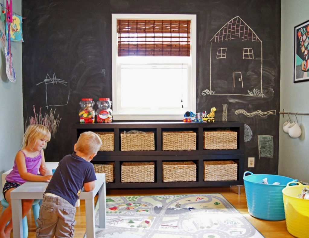 Стена для рисований мелом в детской