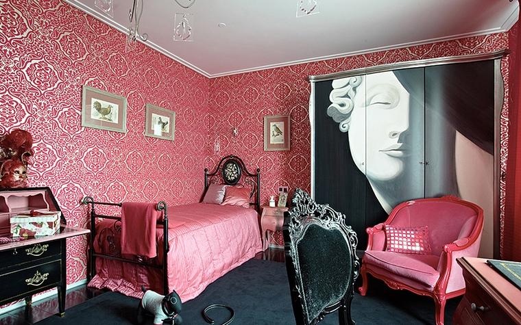 Оригинальное сочетание розового и темных оттенков в интерьере спальни