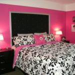 Фото 9: Розовые обои в интерьере спальни