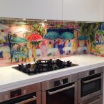 Фото 8: Летняя кухня с дизайнерским оформлением стеклянного фартука