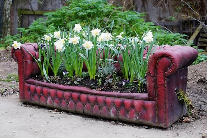 Старый диван - идея для дачного цветника