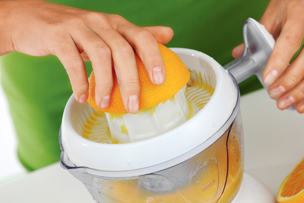 Готовим апельсиновый сок с помощью ручной соковыжималки 