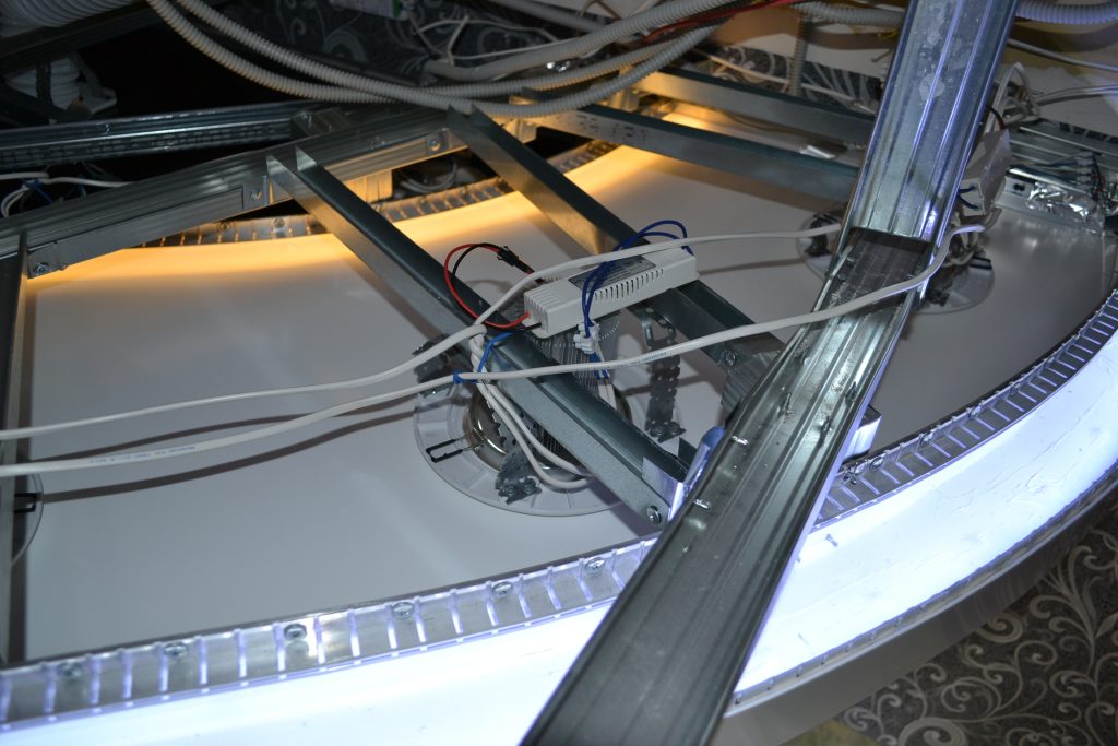 Прокладка электропроводки в натяжных потолка