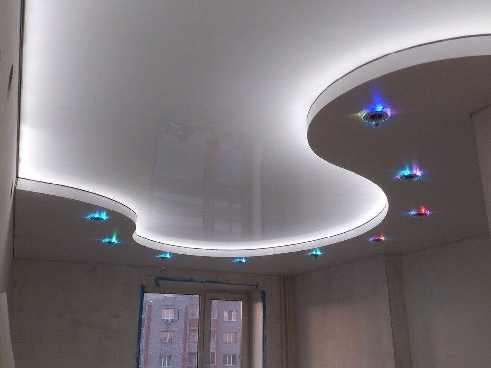 Двухуровневый натяжной потолок волна с точечными светильниками и светодиодной подсветкой 