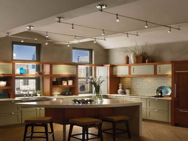 Трековые системы освещения с поворотными спотами позволяют акцентировать освещение отдельных кухонных зон