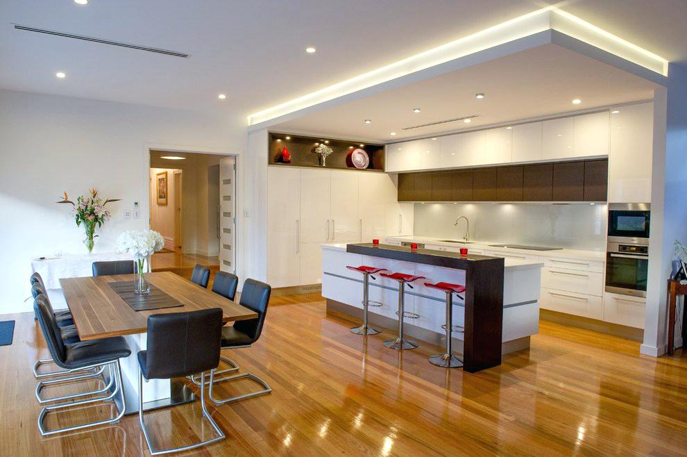Современное оформление интерьера кухни с использованием точечных светильников и светодиодной подсветки