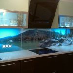 Фото 31: Летняя кухня с дизайнерским оформлением стеклянного фартука