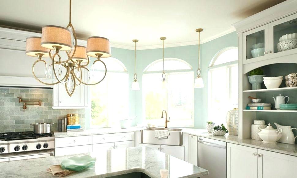 Многорожковая люстра и подвесные потолочные светильники для освещения обеденной и рабочей зон на кухне