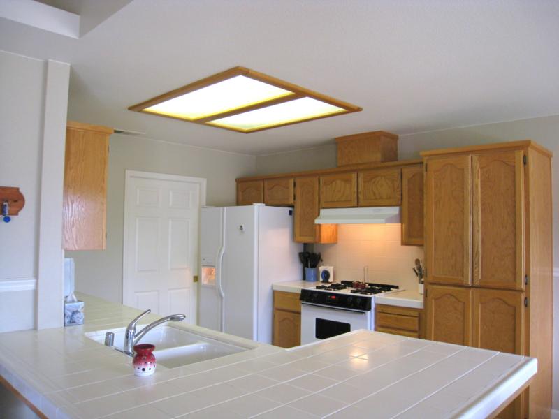 Освещение малогабаритной кухни с помощью светодиодной потолочной панели