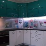 Фото 37: Летняя кухня с дизайнерским оформлением стеклянного фартука