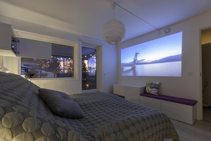 Домашний проектор в интерьере спальни