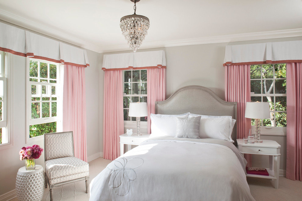 Нежно розовые шторы в спальне