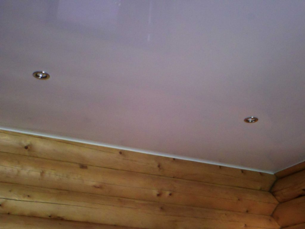 Натяжные потолки из ПВХ не рекомендуется устанавливать в неотапливаемом зимой доме