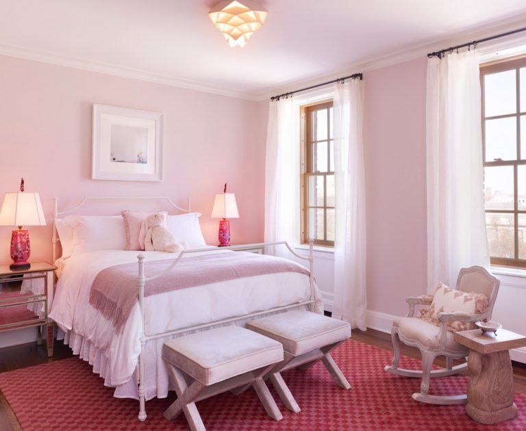 Светло розовая спальня в интерьере