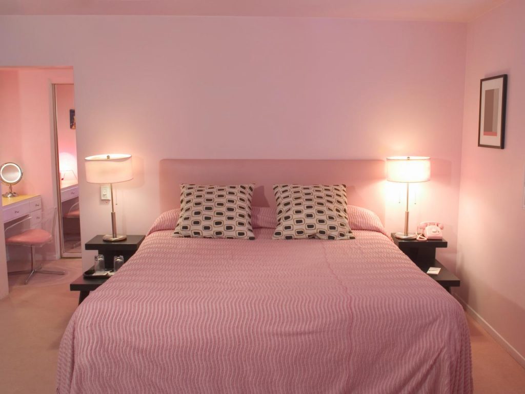 Легкий цвет розового в дизайне спальни
