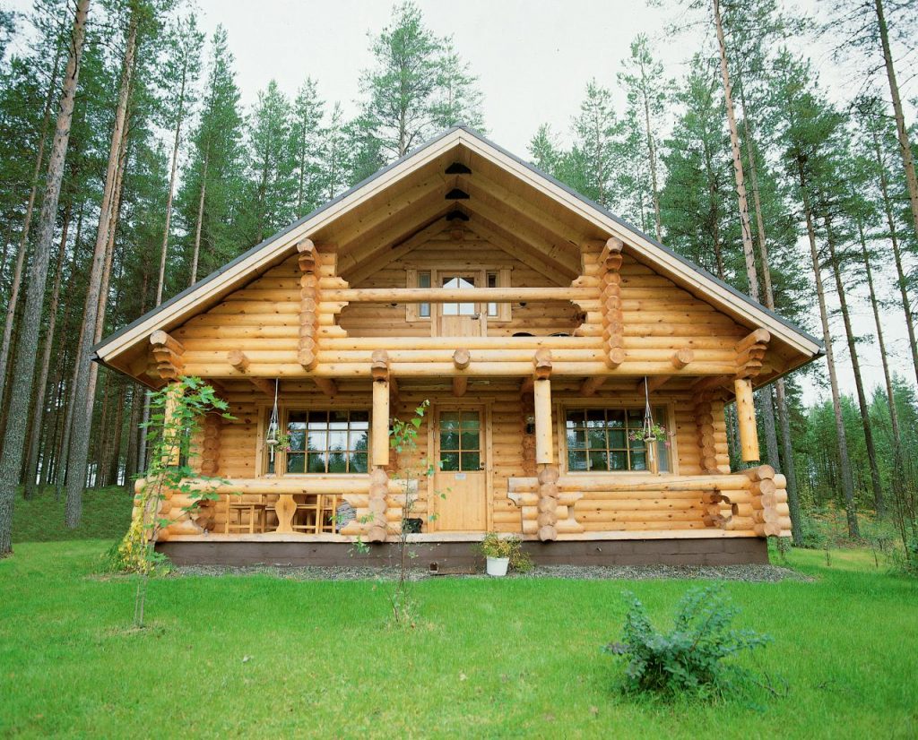 Деревянный дом в лесу
