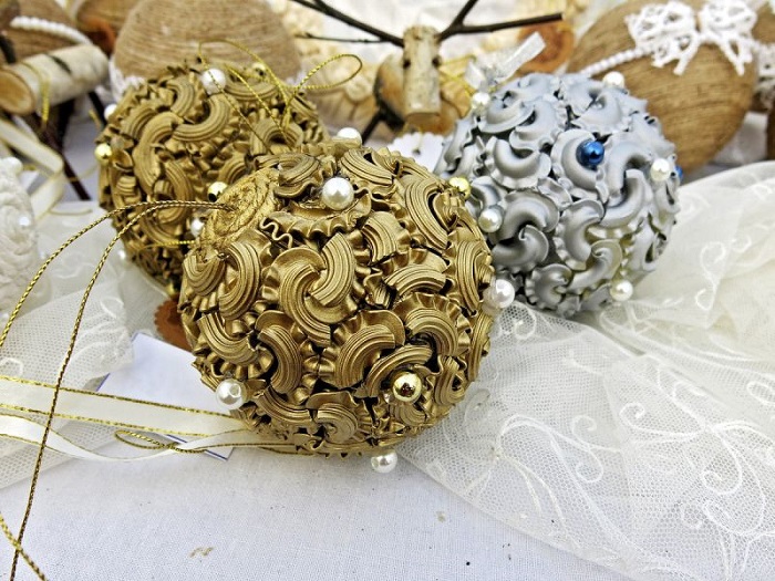 Декор новогодних шаров из макарон и бусин