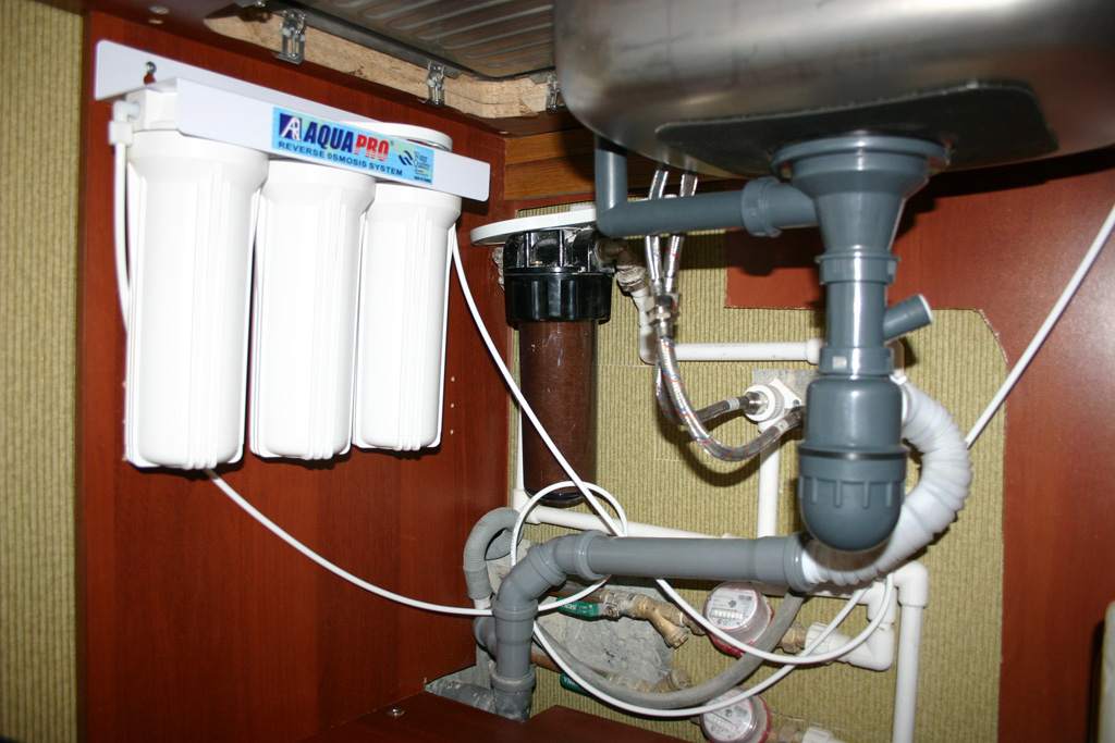 Как подключить фильтр воды на кухне. Система очистки воды для квартиры. Фильтр под раковину. Монтаж фильтра для воды. Крепление фильтра для воды под мойку.