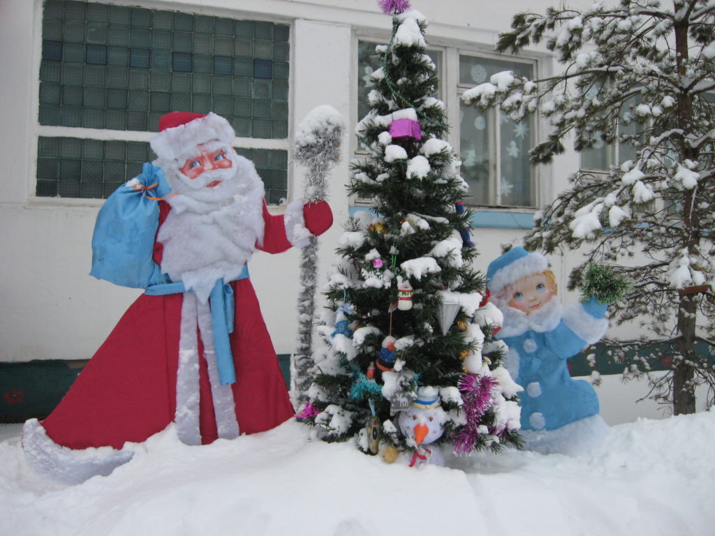 Фигуры Деда Мороза и снегурочки рядом с Елочкой