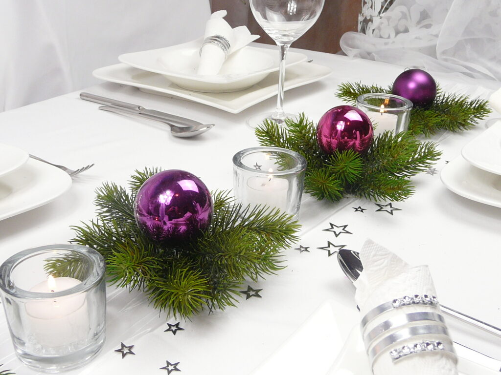 Новогодний декор стола елочными шарами