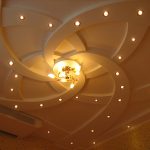 Фото 55: Потолок с лампочками