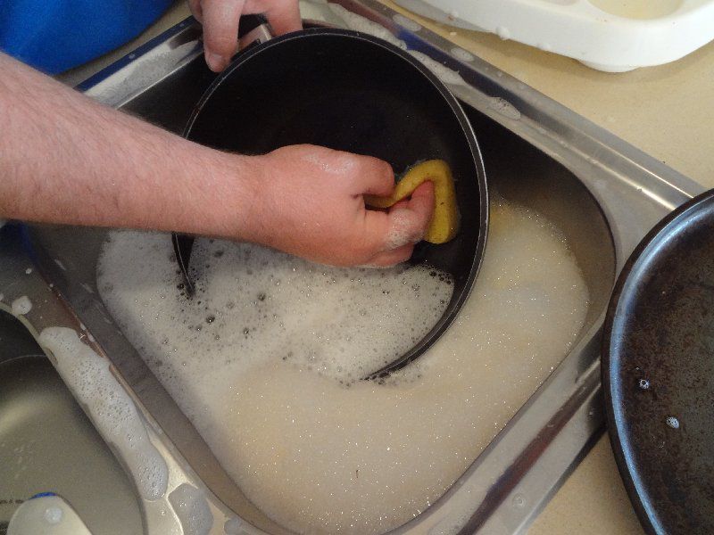 Моющее посуды условиях. Очистить сковороду от нагара. Очистить сковороду от жира. Очистка сковороды от нагара. Сковородку отмыть от жира и нагара в домашних.