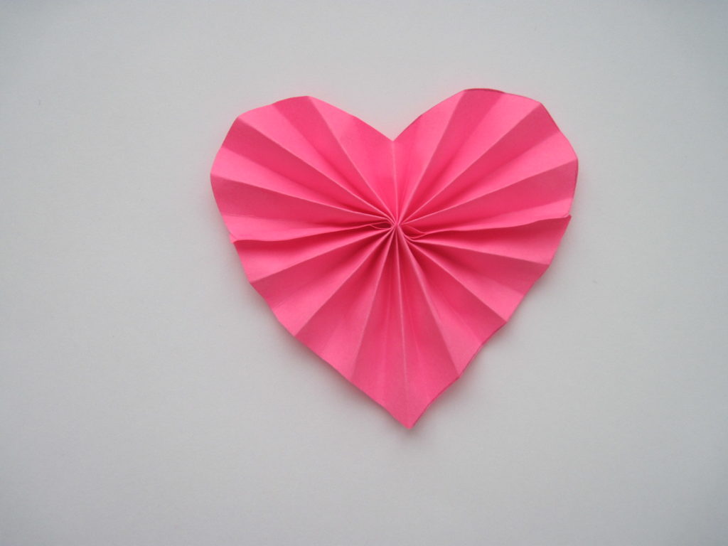 Легкие сердечки из бумаги. Сердечко из бумаги. Оригами сердце. Красивое сердечко из бумаги. Объемное сердце из бумаги.