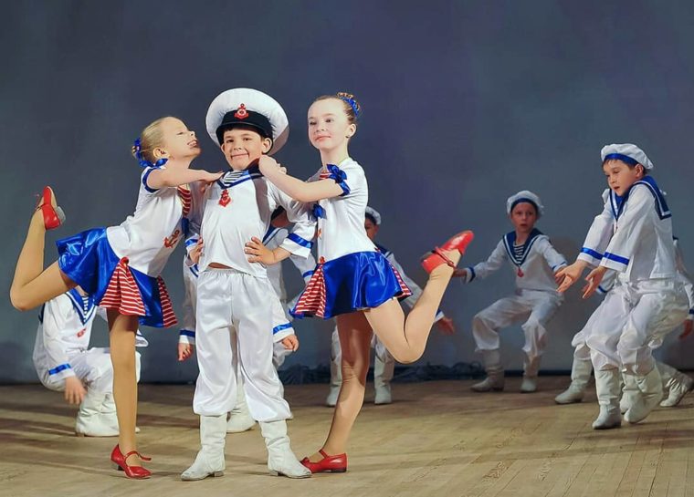 Виды праздничных танцев на 23 февраля для детей в 2025 году