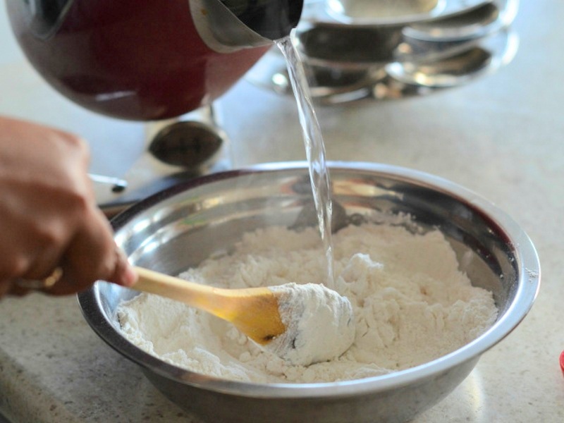Добавление кипятка в тесто для заварных блинов