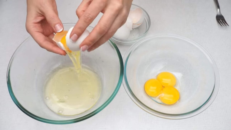 Отделяем желтки от белков для бисквитного теста