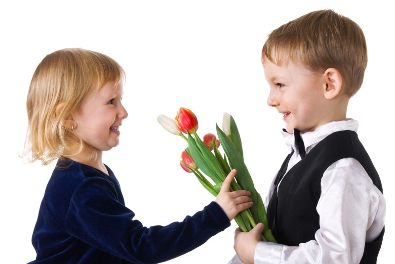 Подарить цветы девочкам на 8 Марта
