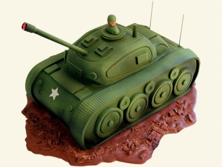 Торт в виде танка из мастики
