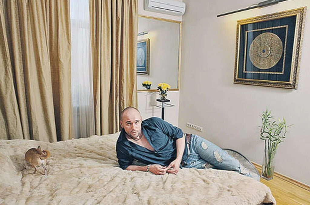Спальня в квартире актера